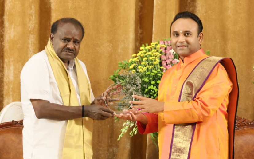 Sadguru-Sri-Madhusudan-Sai-​​Muddenahalli-chikkaballapur-HDK.jpg
